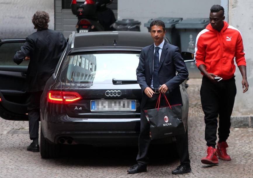 Ad accompagnare Balotelli, il responsabile della comunicazione del Milan, Giuseppe Sapienza. Ansa
